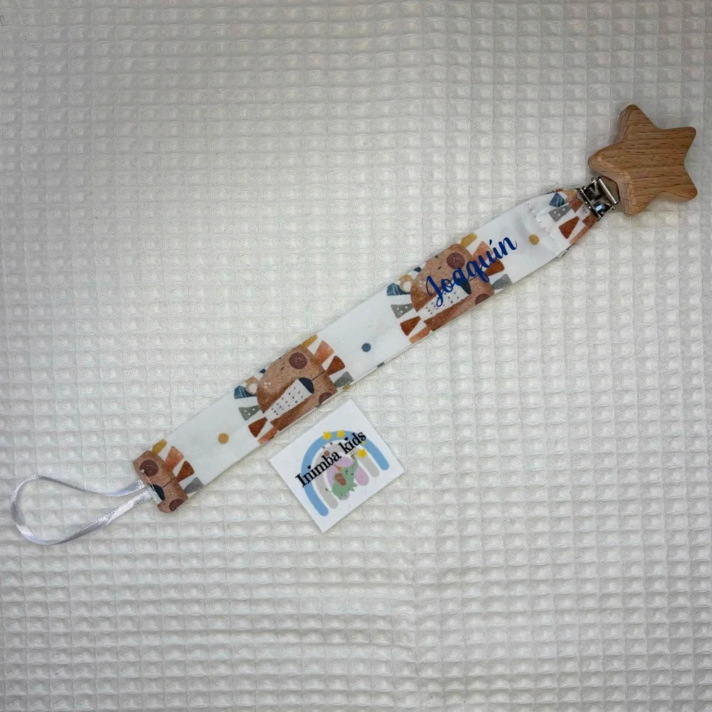 Chupetero artesanal hecho a mano personalizado handmade cabezas de león
