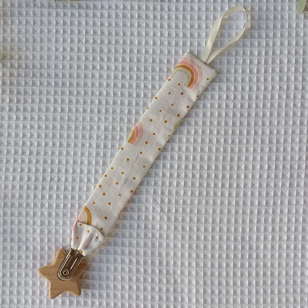 Chupetero artesanal personalizado hecho a mano arcoiris