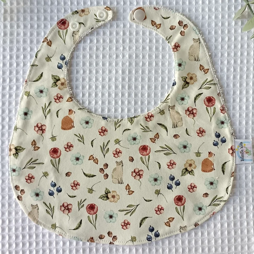 babero artesanal bebé hecho a mano handmade flores y gatos y rizo de bambú impermeable