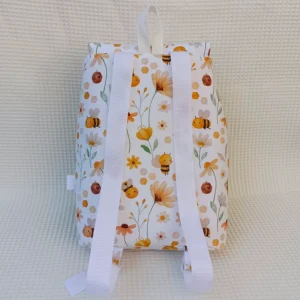 Mochila artesanal guardería hecha a mano handmade Abejas y flores parte trasera