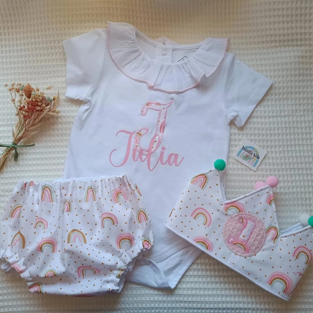 Conjunto cumpleaños artesanal Corona body cubrepañal arcoiris