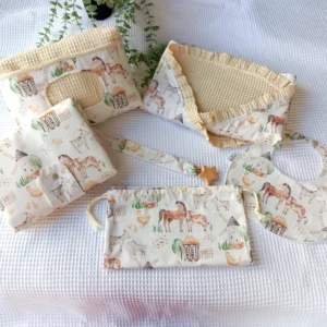 Canastilla bebe artesanal personalizada hecha a mano handmade Animales de la granja Pañalera Cambiador pañal Arrullo Chupetero Bolsa de cambio y babero