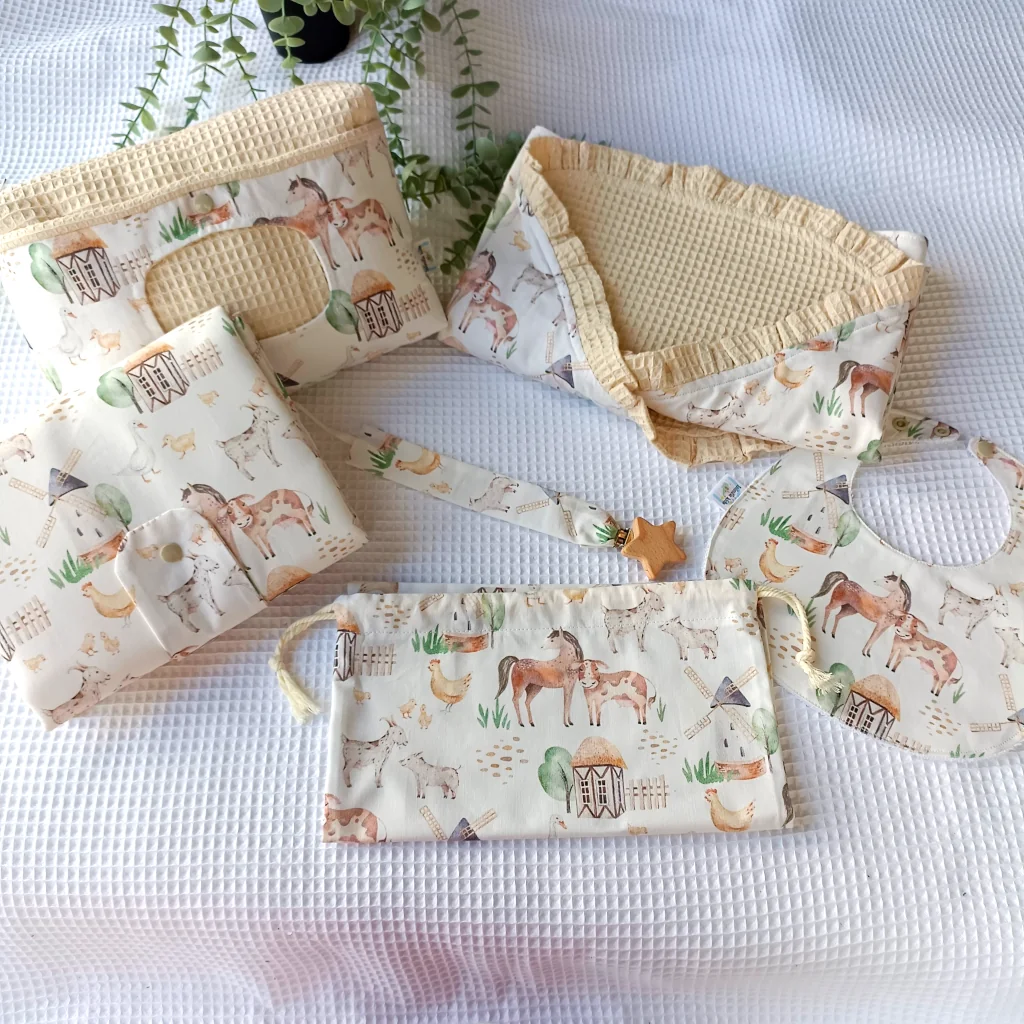 Canastilla bebe artesanal personalizada hecha a mano handmade Animales de la granja Pañalera Cambiador pañal Arrullo Chupetero Bolsa de cambio y babero