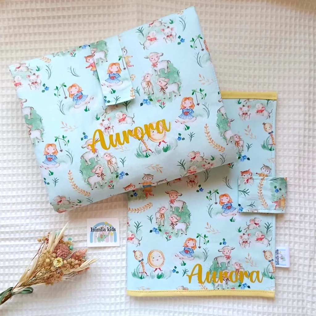 Canastilla bebe artesanal personalizada hecha a mano handmade Cambiador pañal y carpeta portadocumentos.