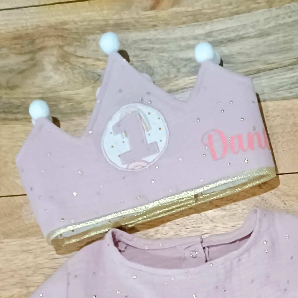 Corona cumpleaños artesanal hecho a mano handmade muselina rosa con topitos