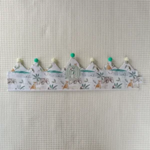 Corona cumpleaños artesanal hecho a mano handmade elefantes cocodrilos tigres selva abierta