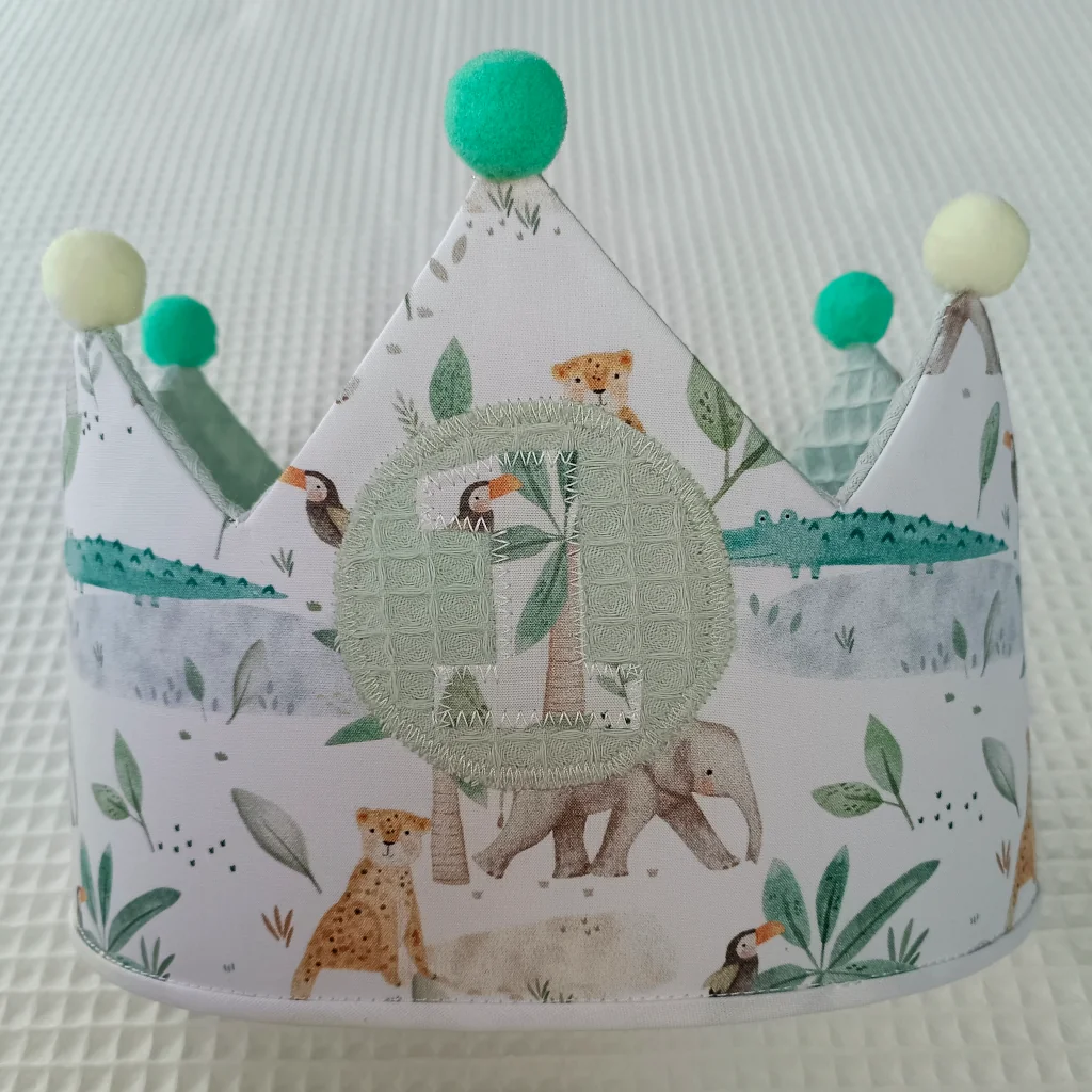 Corona cumpleaños artesanal hecho a mano handmade elefantes cocodrilos tigres selva en pie