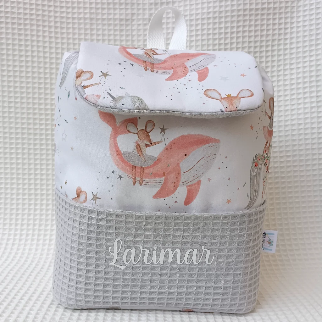 Mochila artesanal guardería hecha a mano handmade caballos ballenas con nombre Larimar