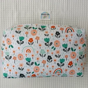 Pañalera artesanal neceser hecho a mano personalizado handmade flores y arcoiris trasera