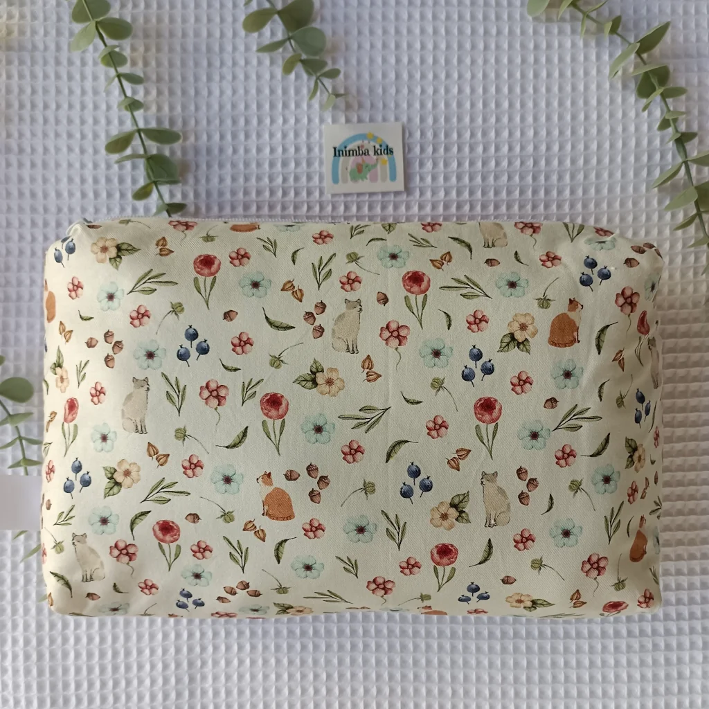 Pañalera artesanal neceser hecho a mano personalizado handmade gatos y flores detrás
