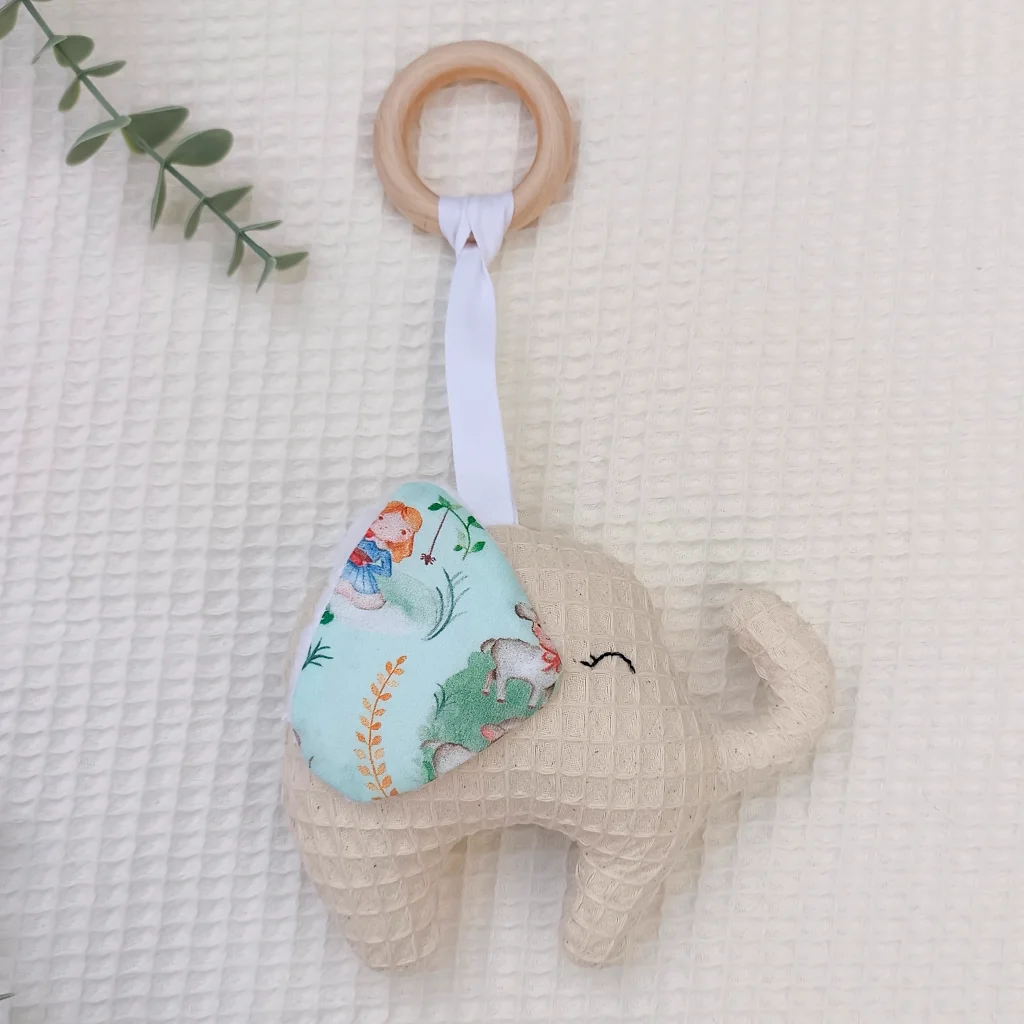 Sonajero bebe mordedor sensorial artesanal elefante blanco